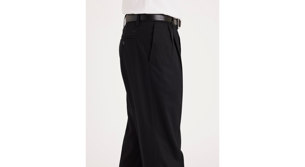 Dockers Signature Khakis Pleated Classic Fit Black